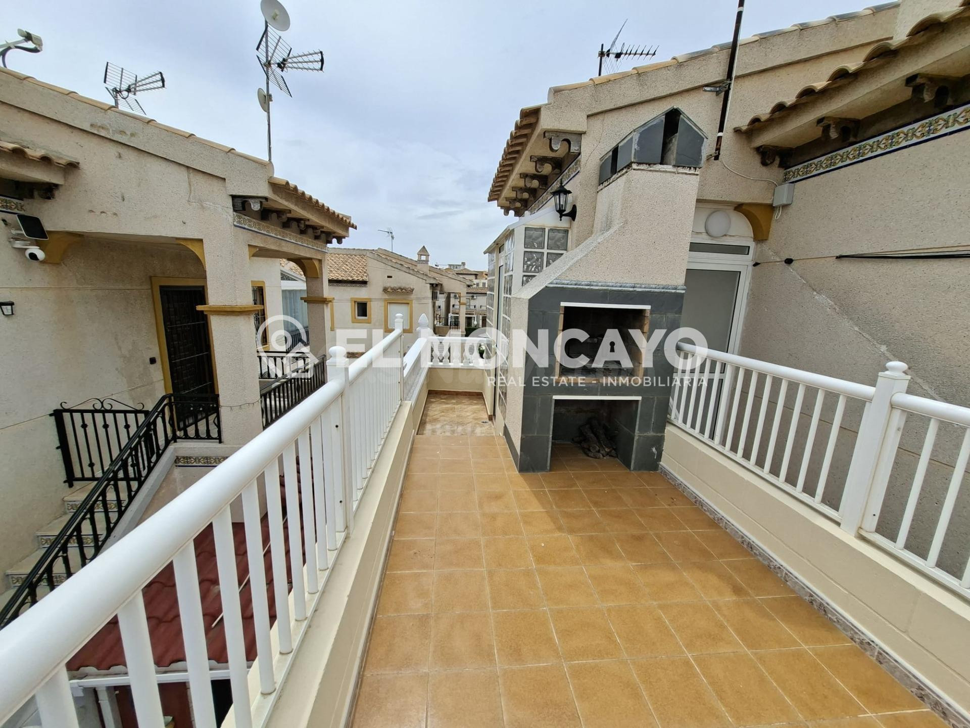 Fantástica vivienda semiadosada con terraza cerca de las pla - foto 2