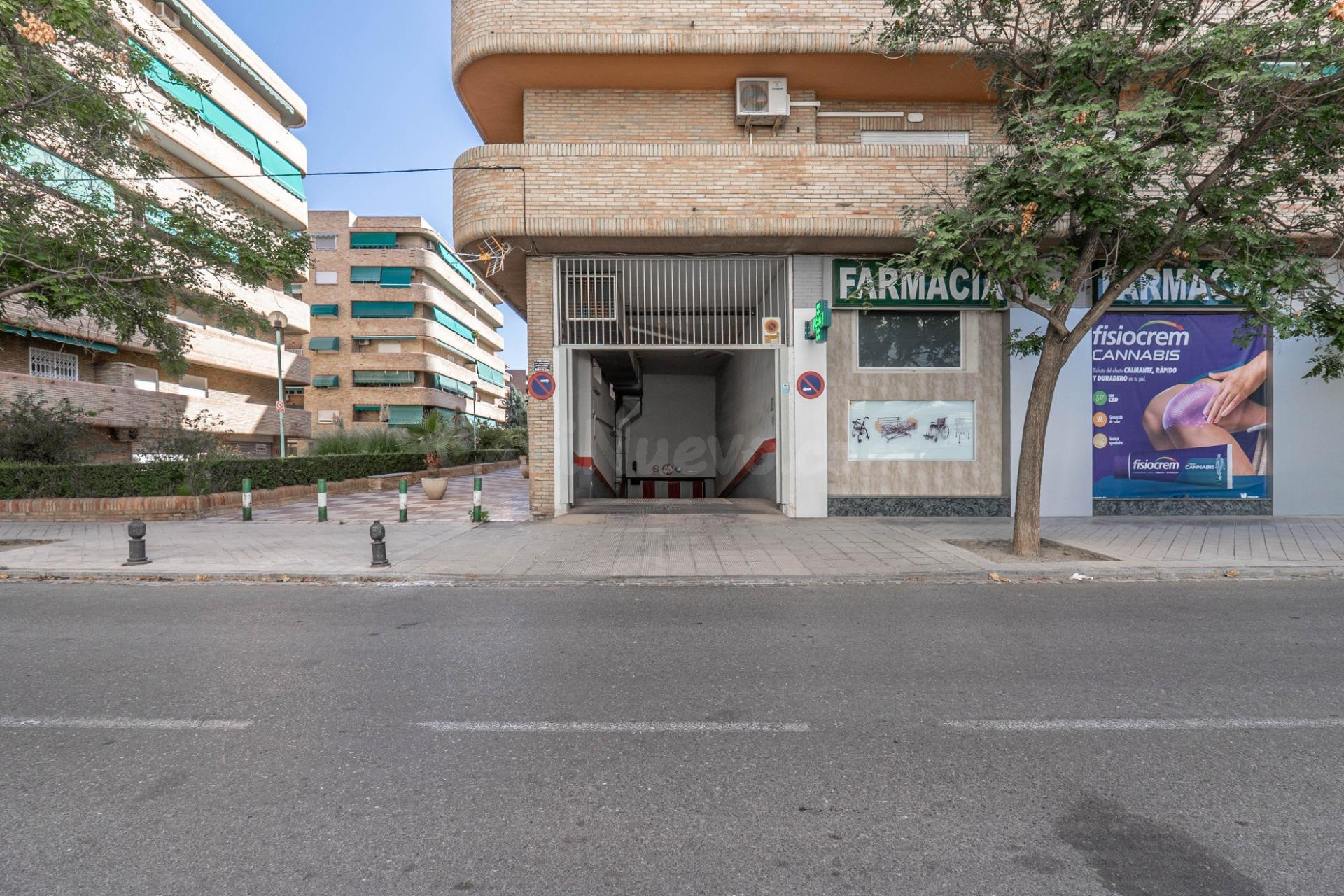 Plaza de garaje cerrado con estanterías en parque Genil cerc - foto 3