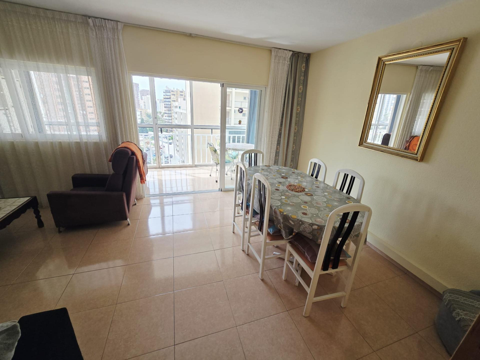 Luminoso piso de 2 dormitorios con terraza y piscina en pleno centro de Benidorm - foto 2
