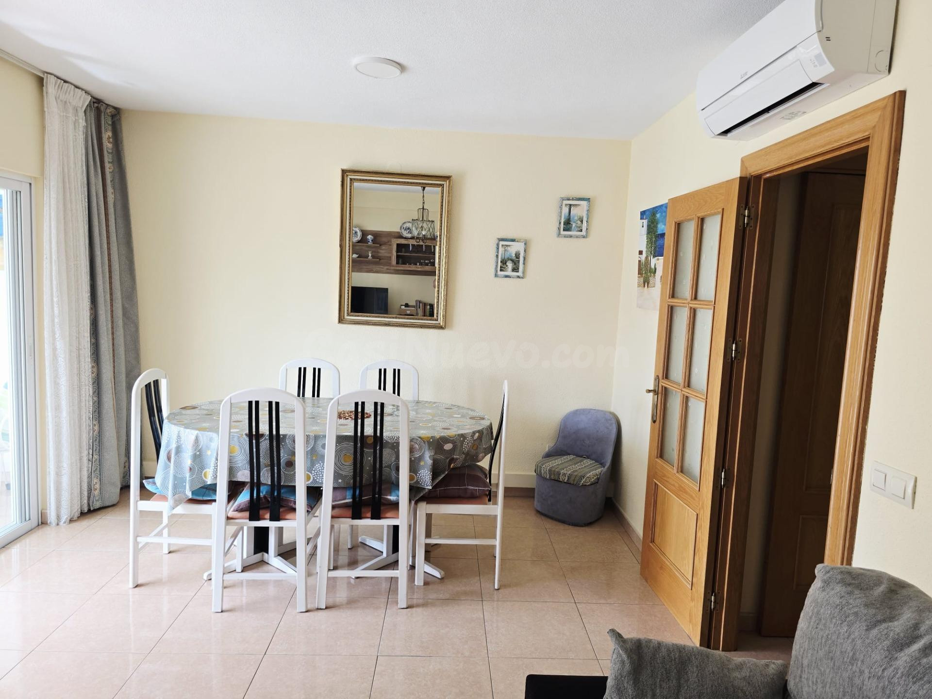Luminoso piso de 2 dormitorios con terraza y piscina en pleno centro de Benidorm - foto 5