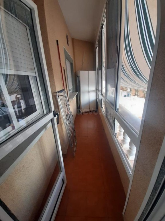 Venta de piso en Torrevieja, de 60m2 con 2 dormitorios y 1 b - foto 2
