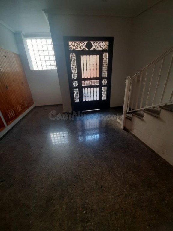 Venta de piso en Torrevieja, de 60m2 con 2 dormitorios y 1 b - foto 3
