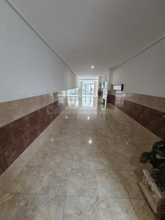 Venta de piso en Torrevieja, de 99m2 con 2 dormitorios y 1 b - foto 3
