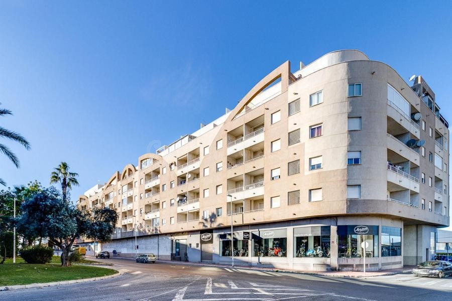 Venta de piso en Torrevieja, de 69m2 con 2 dormitorios y 1 b - foto 2
