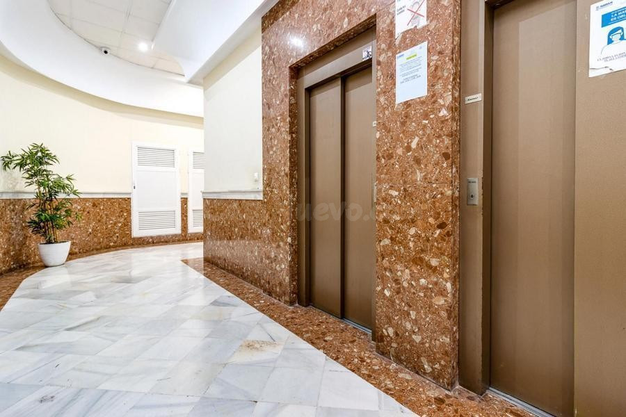 Venta de piso en Torrevieja, de 69m2 con 2 dormitorios y 1 b - foto 3