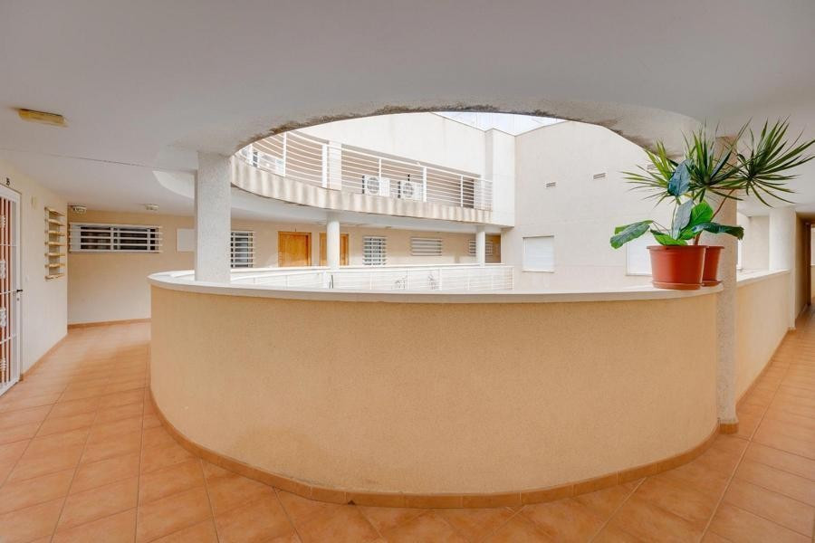 Venta de piso en Torrevieja, de 69m2 con 2 dormitorios y 1 b - foto 4