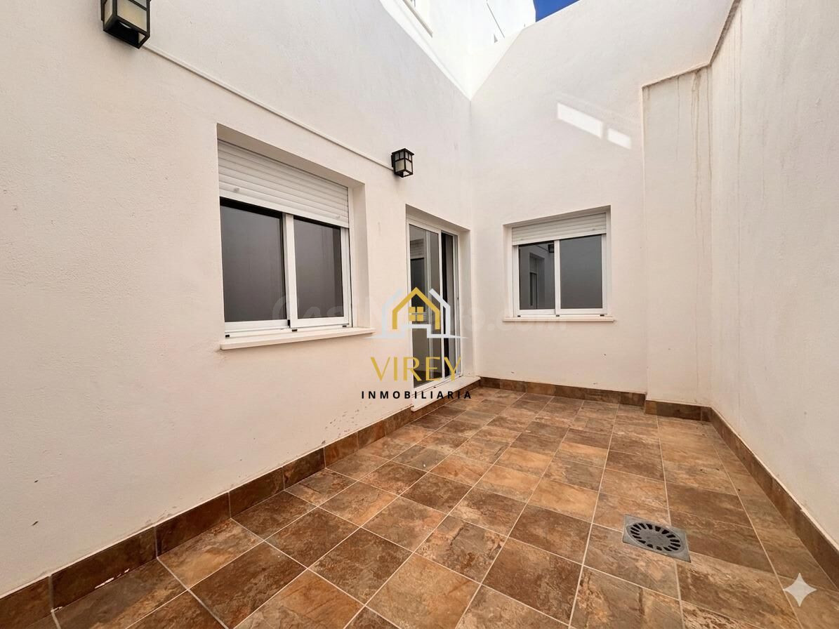 PISO A LA VENTA EN PLANTA BAJA CON PARKING EN EL CASCO HISTO