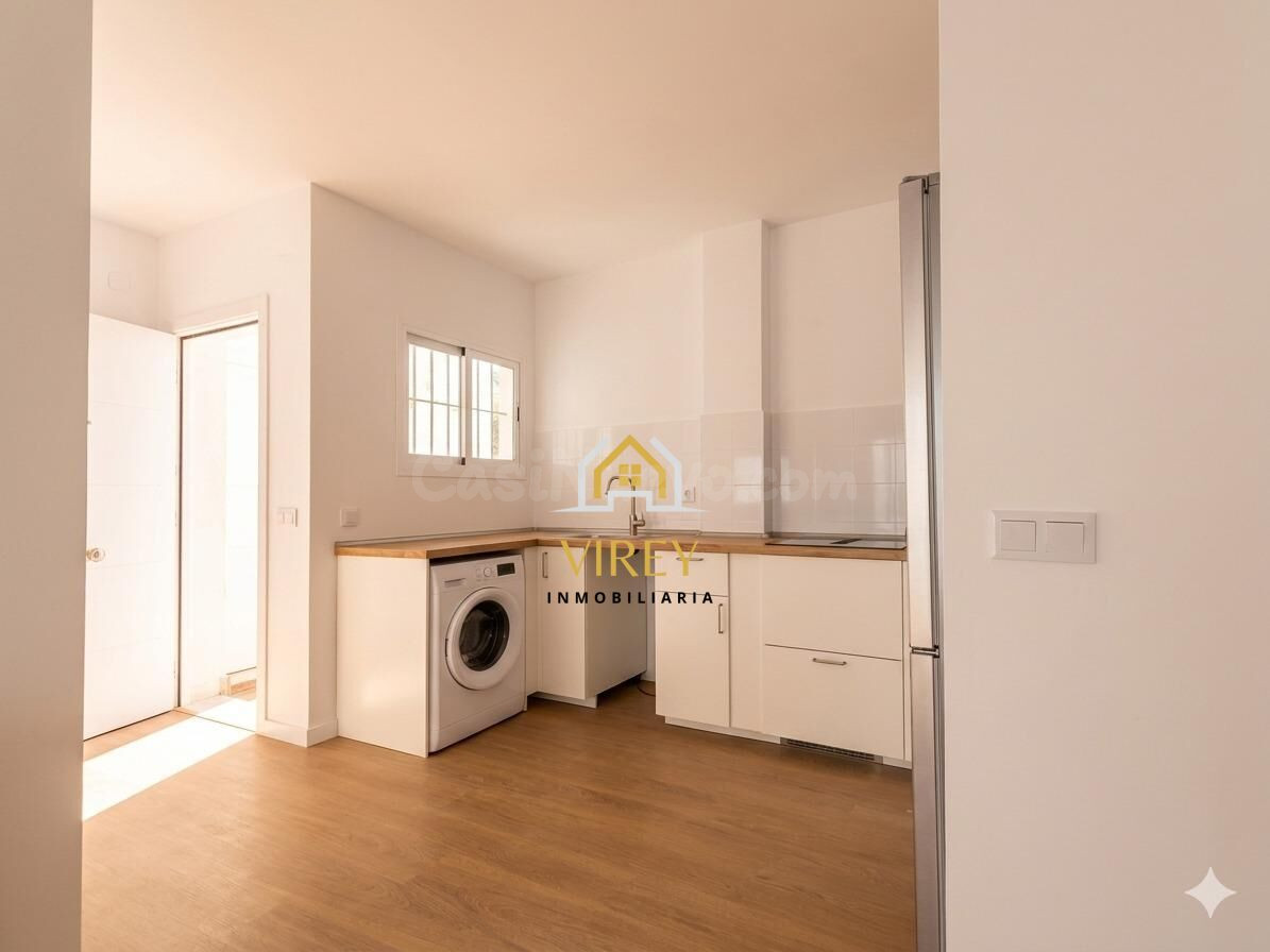 PISO A LA VENTA EN PLANTA BAJA CON PARKING EN EL CASCO HISTO - foto 2