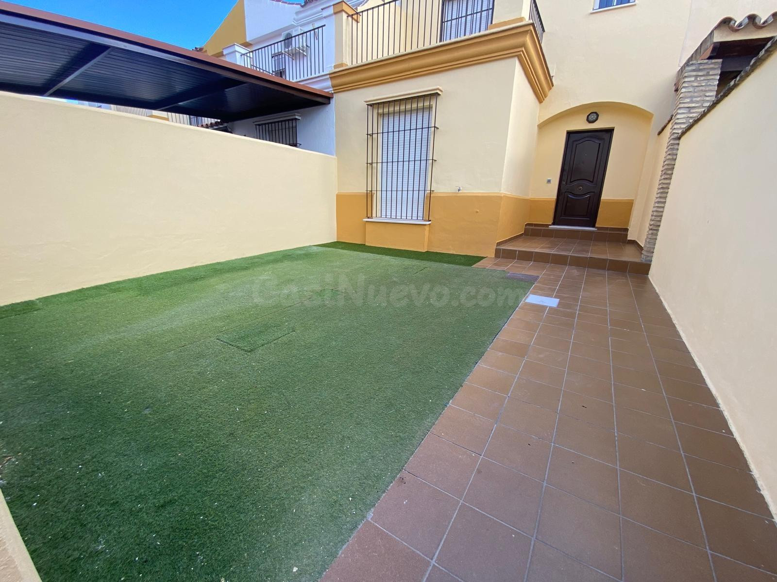 AMPLIO ADOSADO CON PATIO Y APARCAMIENTO!!!