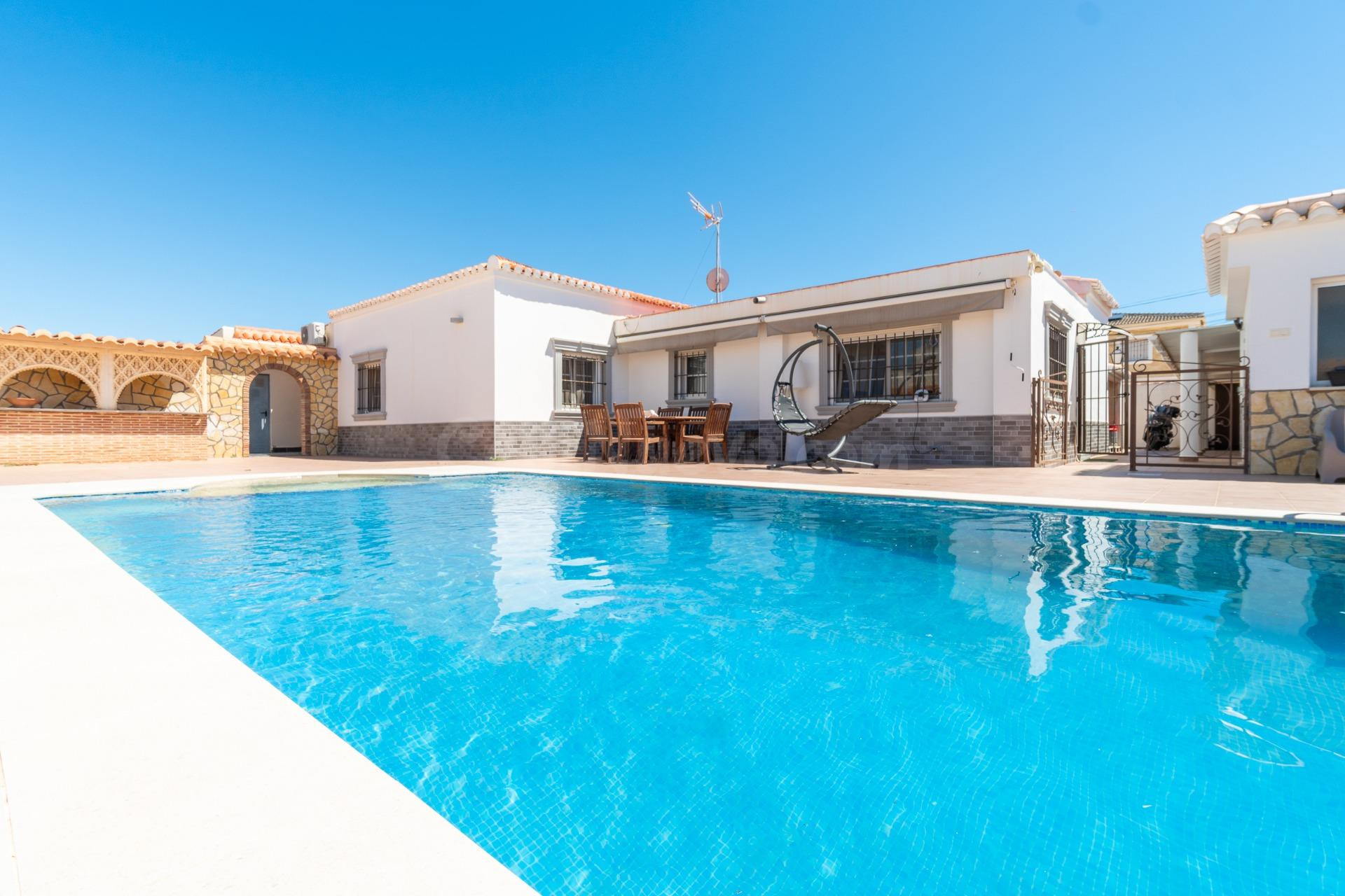 Villa independiente con piscina privada en Torreta Florida e - foto 4