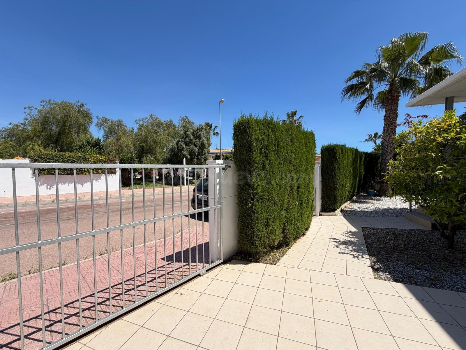 VILLA INDEPENDIENTE EN CIUDAD QUESADA DE 4 DORM. 3 BAÑOS. CO - foto 4