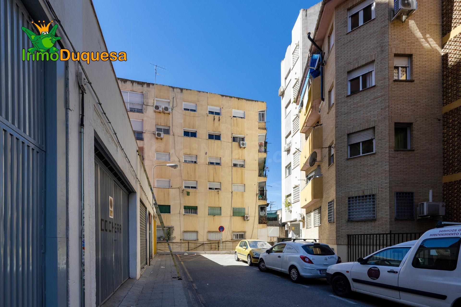 Plaza de aparcamiento junto al Paque Almunia. - foto 4