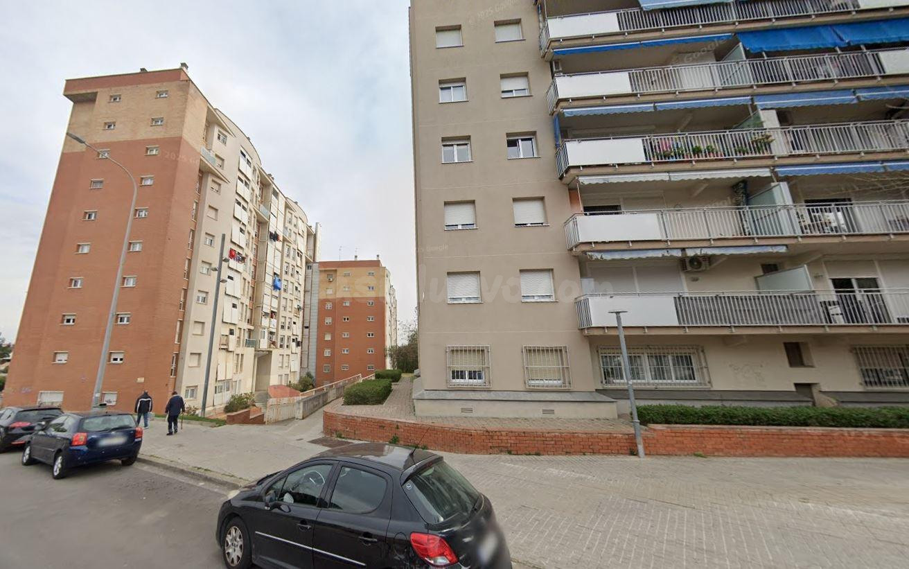 Se vende piso OKUPA en Francesc de Trabal en Sabadell (Barce - foto 3