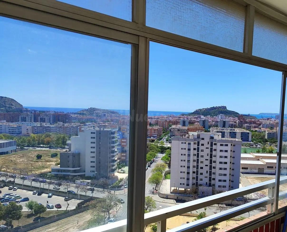 Piso en venta con garaje y piscina en Alicante - foto 2