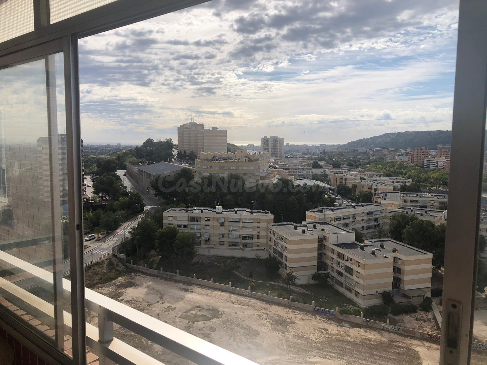 Piso en venta con garaje y piscina en Alicante - foto 3