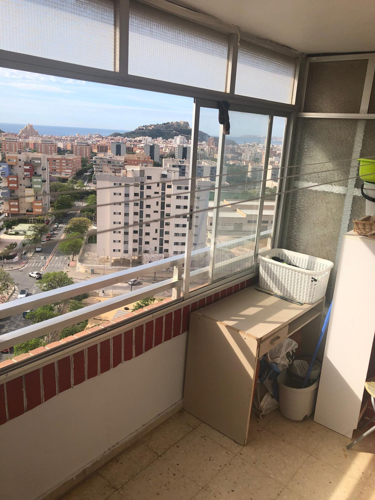 Piso en venta con garaje y piscina en Alicante - foto 4