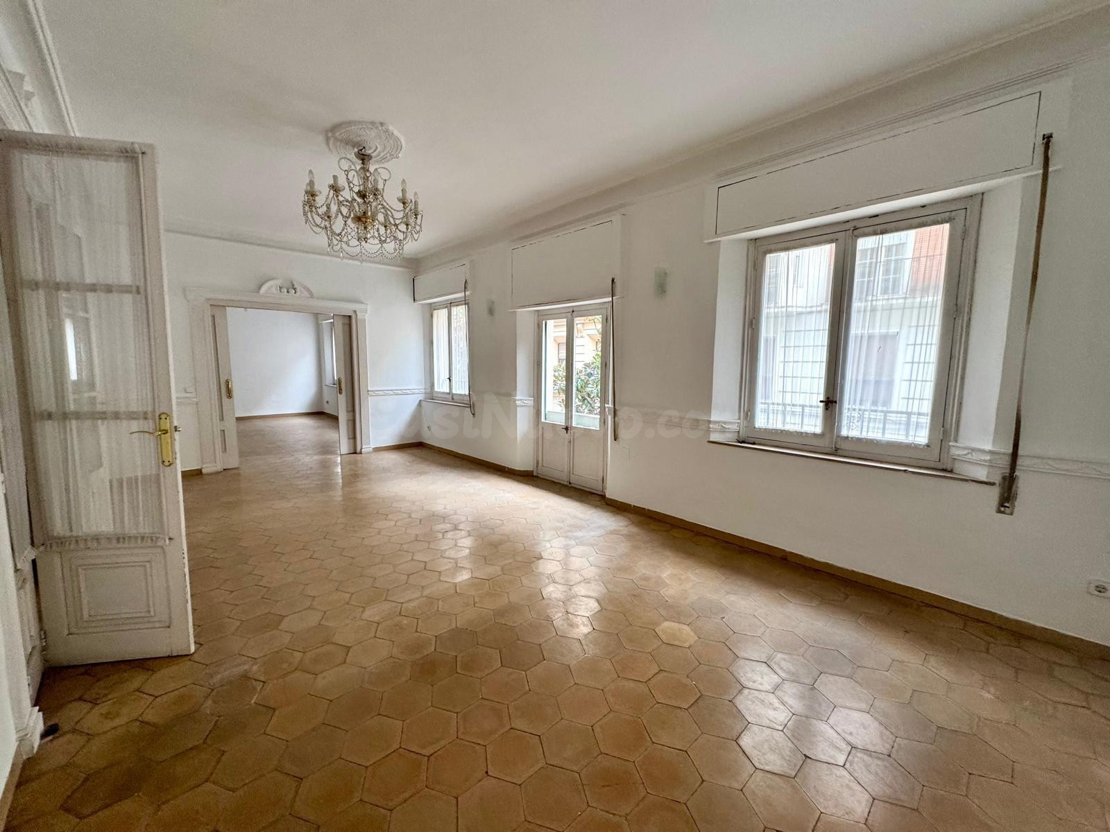 SEÑORIAL PISO DE 324M2, CON TECHOS ALTOS, EN PLENO CENTRO DE - foto 3