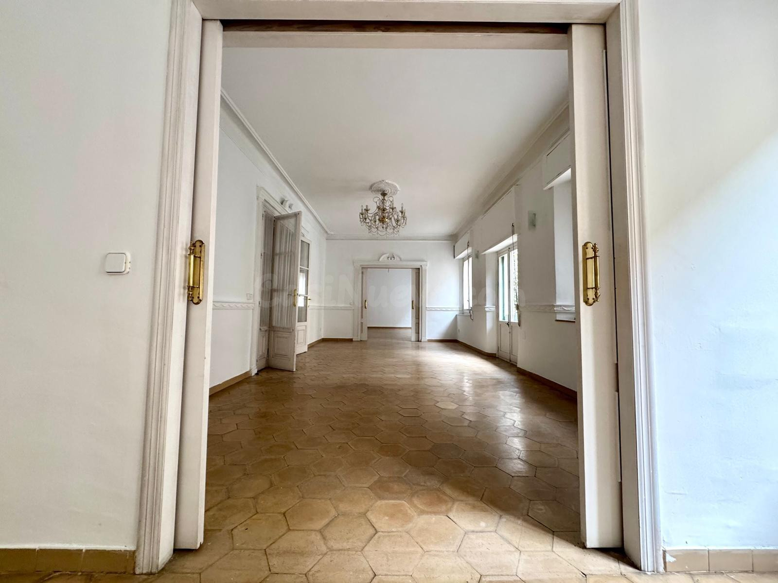 SEÑORIAL PISO DE 324M2, CON TECHOS ALTOS, EN PLENO CENTRO DE - foto 4