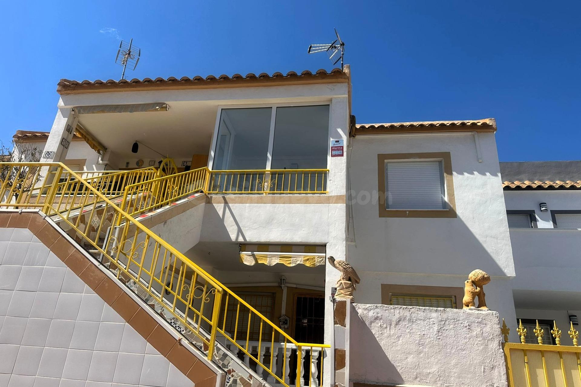 Planta alta recién reformado (aprox. 53 m2 - 1.ª planta) con gran terraza en la azotea, gran zona de piscina comunitaria, cerca del centro ¡y a tan solo 950 m de la playa!