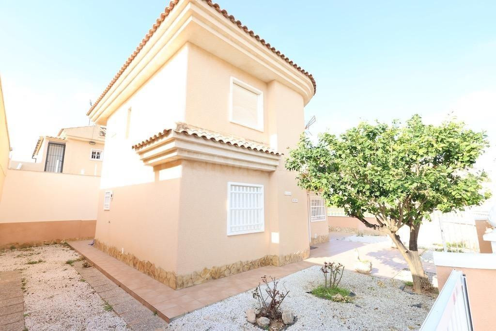 VILLA INDEPENDIENTE EN ESQUINA CON PISCINA PRIVADA | Los Bal - foto 4