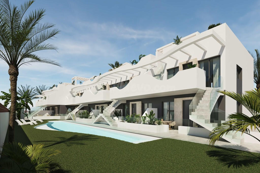 Vende tu vida en el sol en este bungalow en Pilar de la Horadada Alicante