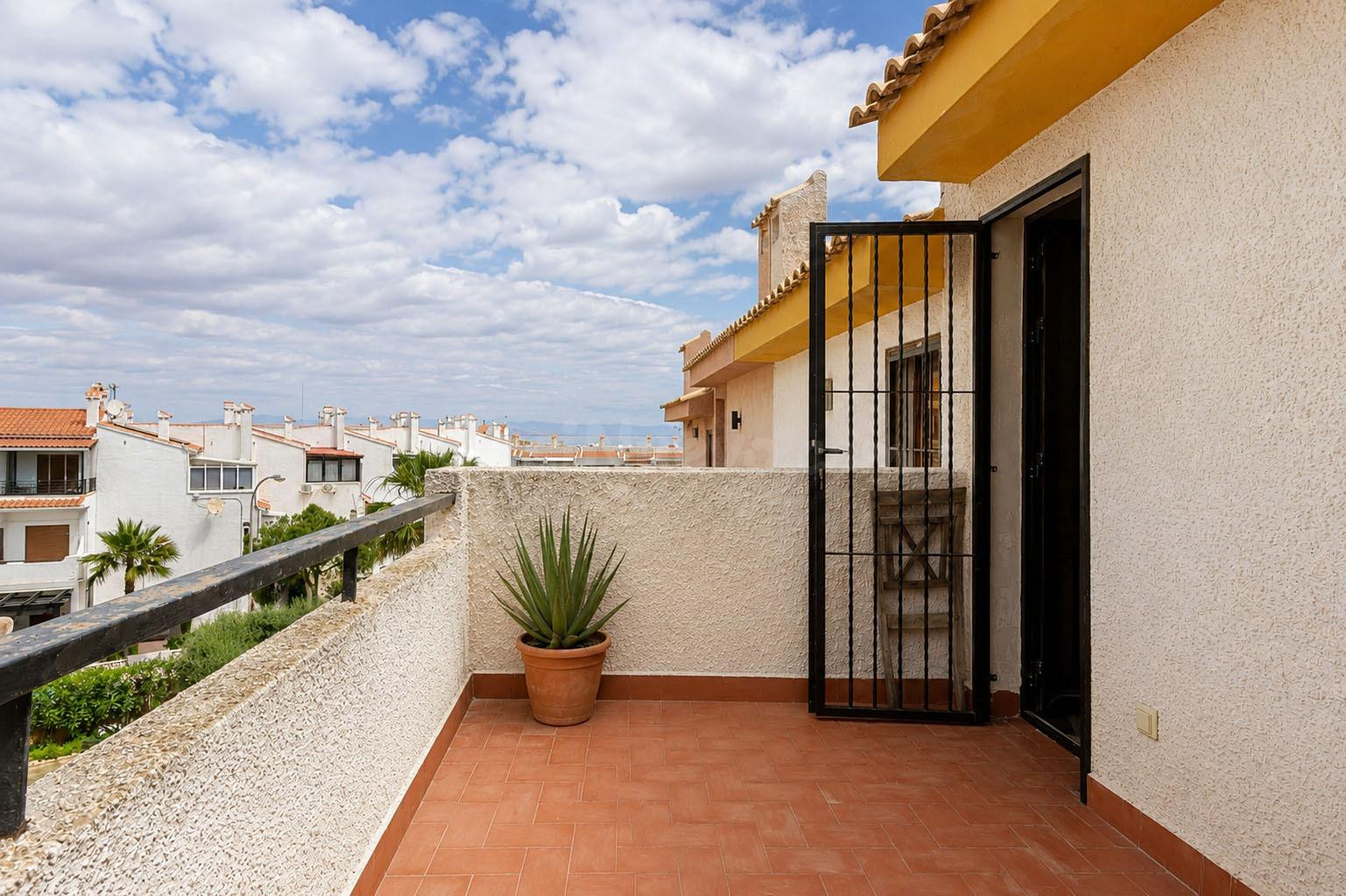Chalet Adosado de 3 dormitorios con vistas al mar y excelent - foto 2