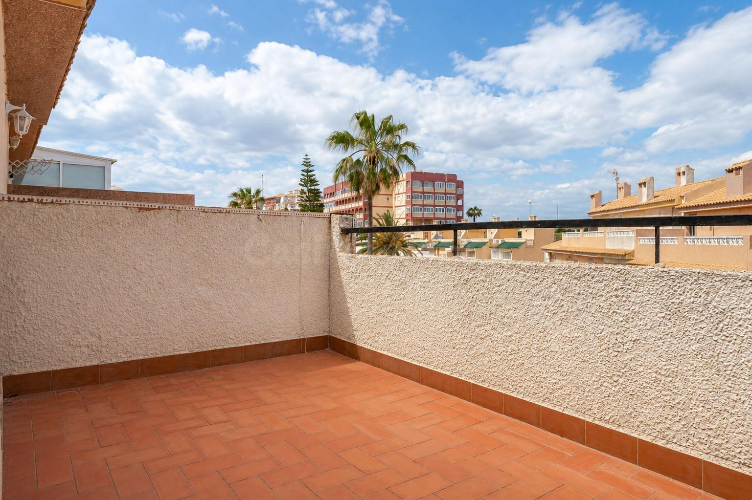 Chalet Adosado de 3 dormitorios con vistas al mar y excelent - foto 3