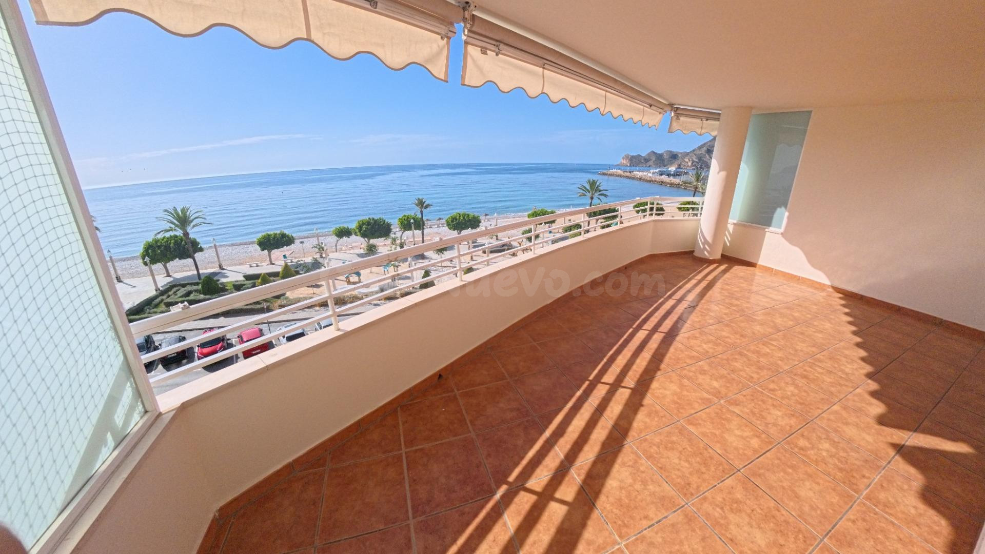 Piso de cuatro dormitorios con parking en primera línea de playa de Altea
