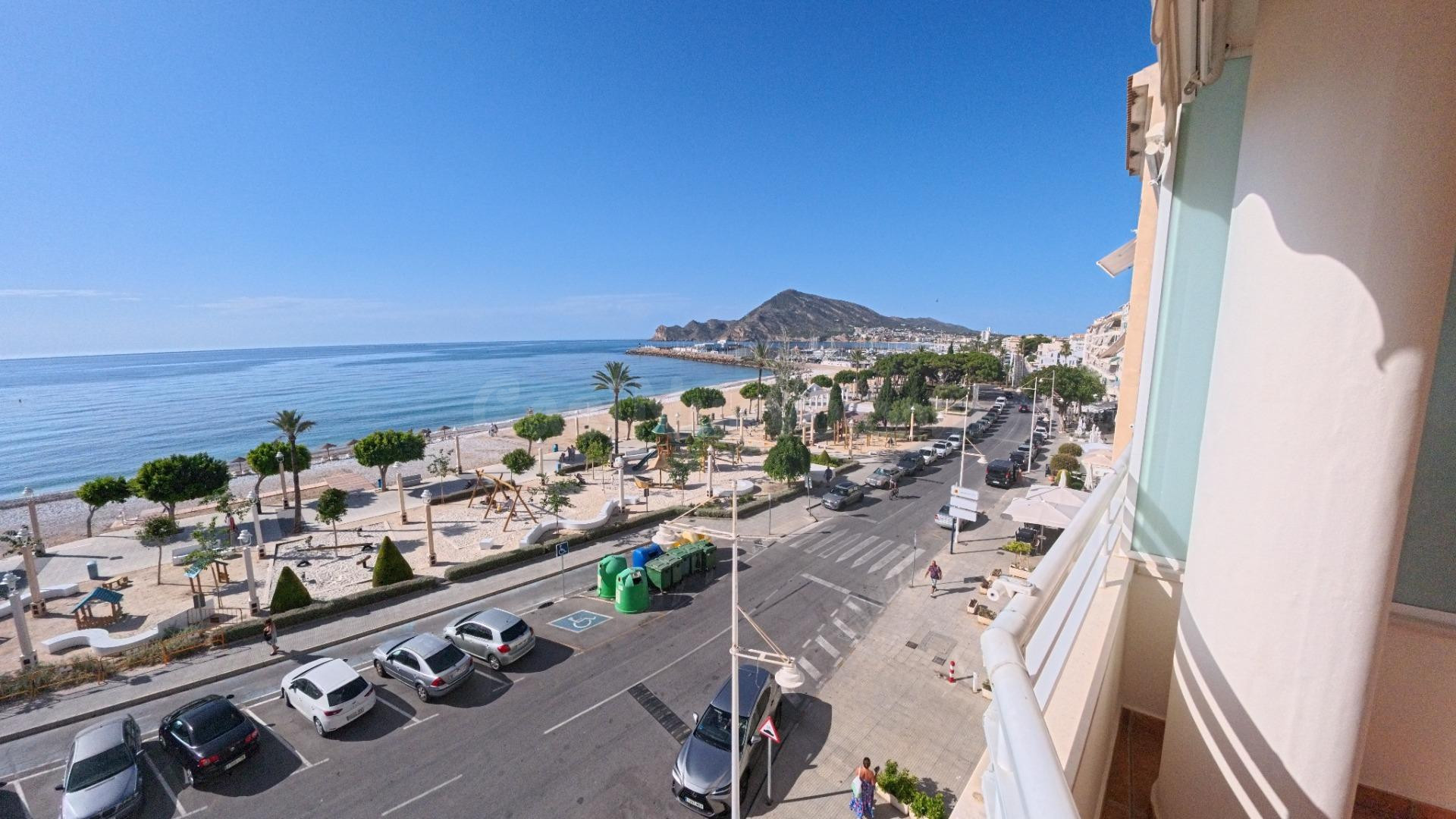 Piso de cuatro dormitorios con parking en primera línea de p - foto 3