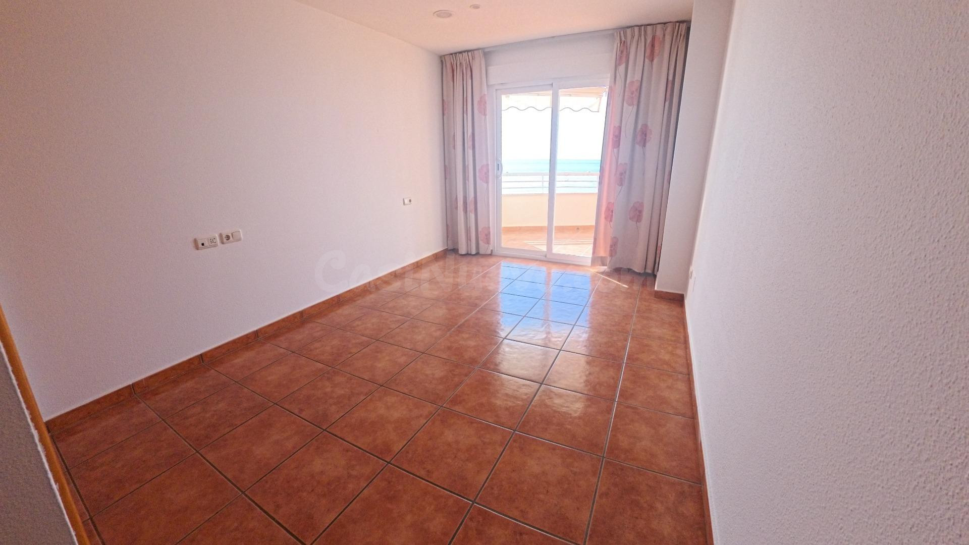 Piso de cuatro dormitorios con parking en primera línea de p - foto 5
