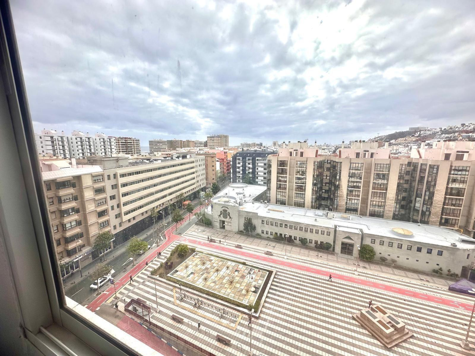 SE ALQUILA AMPLIA VIVIENDA EN EDIFICIO CAMPO ESPAÑA - foto 2