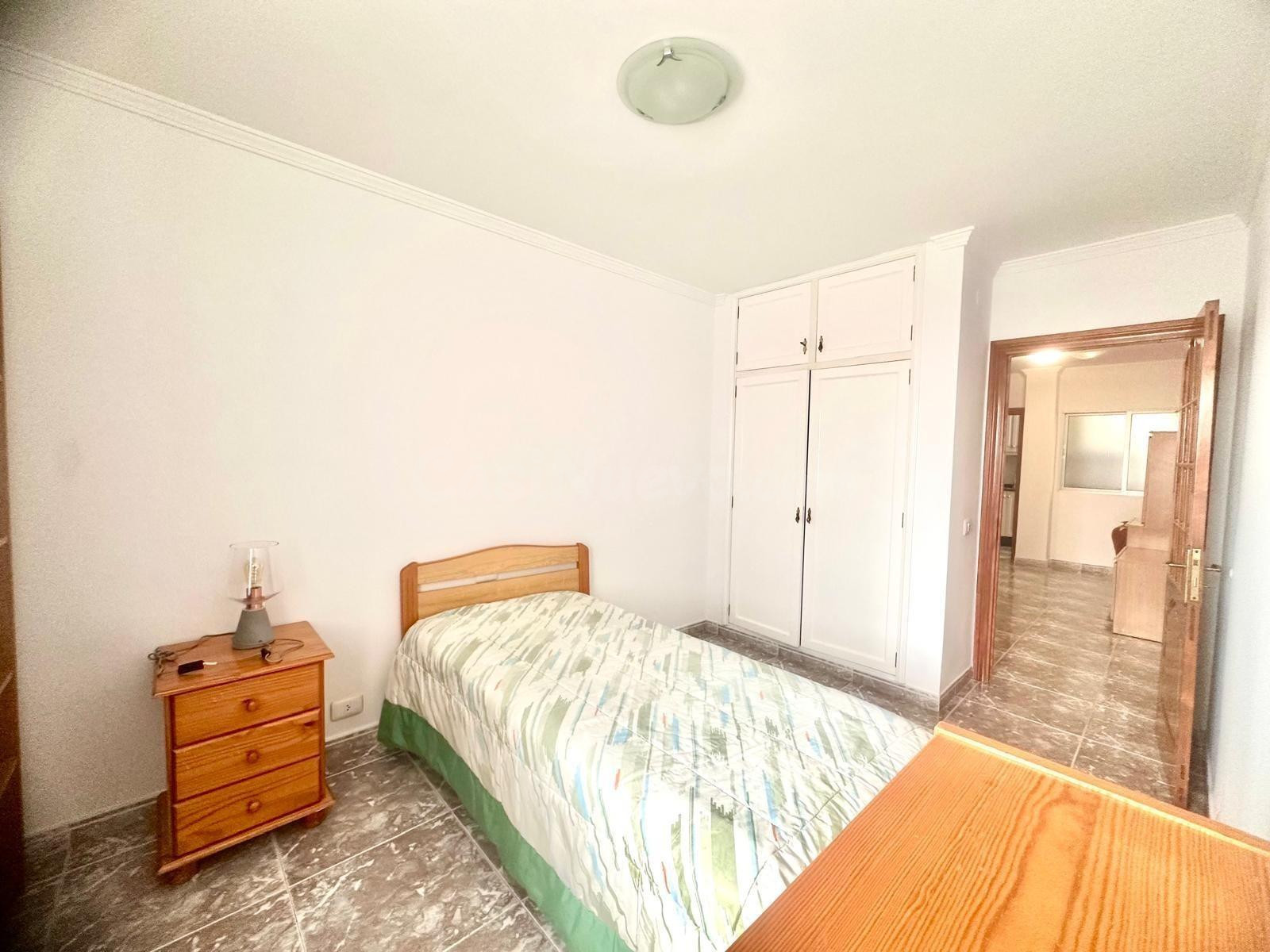 SE ALQUILA AMPLIA VIVIENDA EN EDIFICIO CAMPO ESPAÑA - foto 3