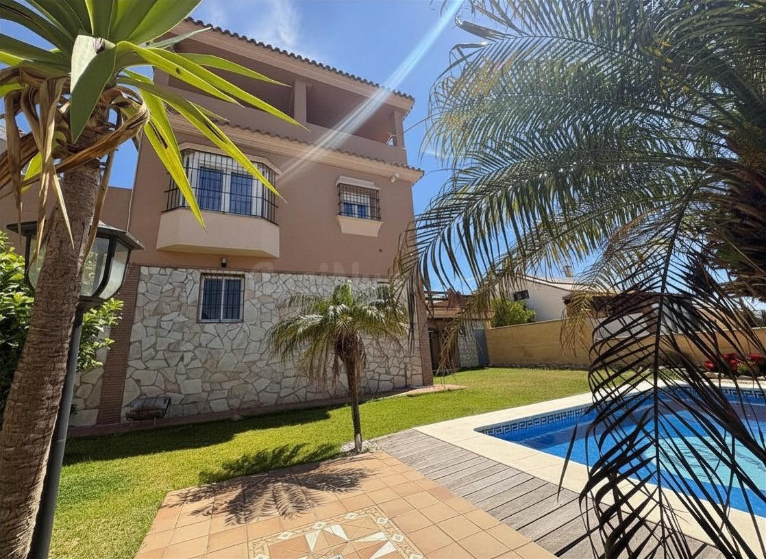 Vivienda independiente con jardín y piscina junto a la playa - foto 2