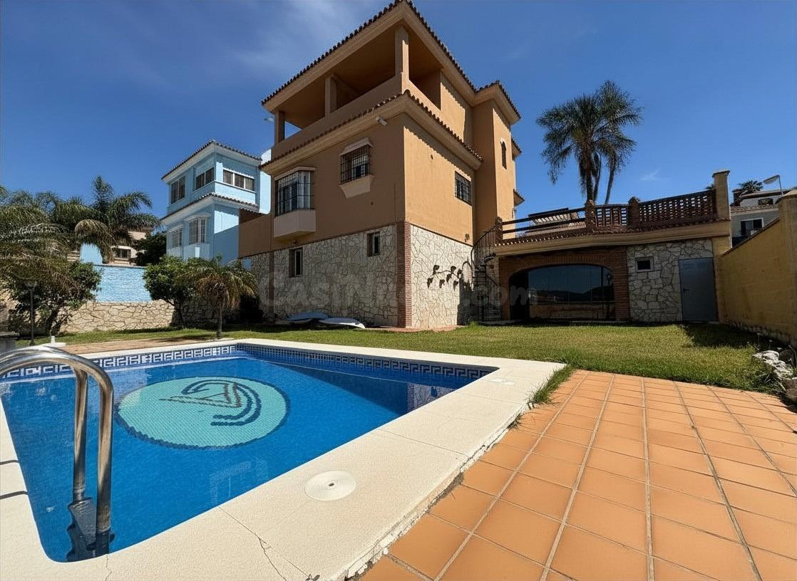 Vivienda independiente con jardín y piscina junto a la playa - foto 3