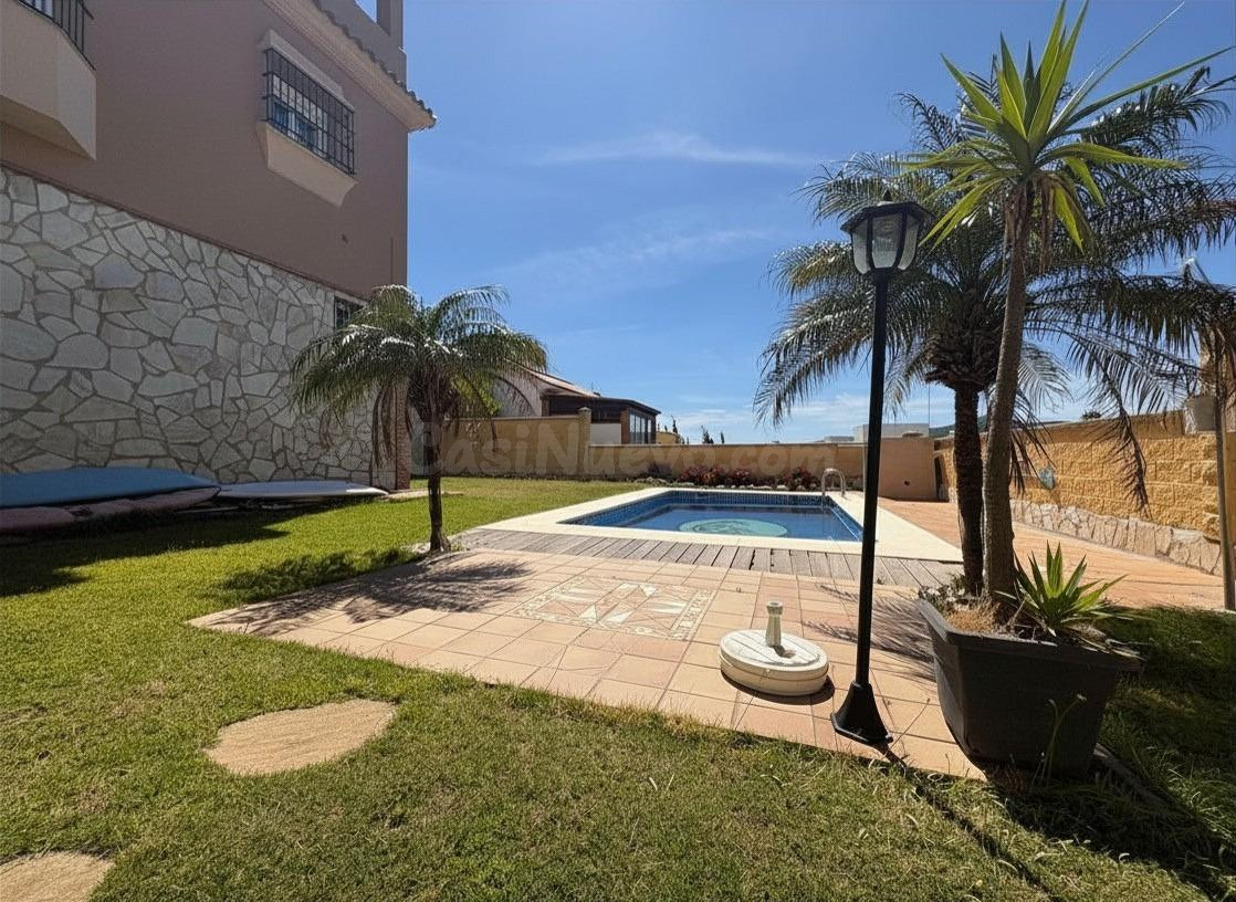 Vivienda independiente con jardín y piscina junto a la playa - foto 4
