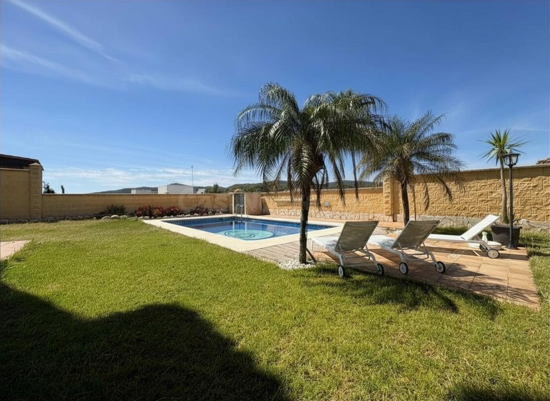 Vivienda independiente con jardín y piscina junto a la playa - foto 5