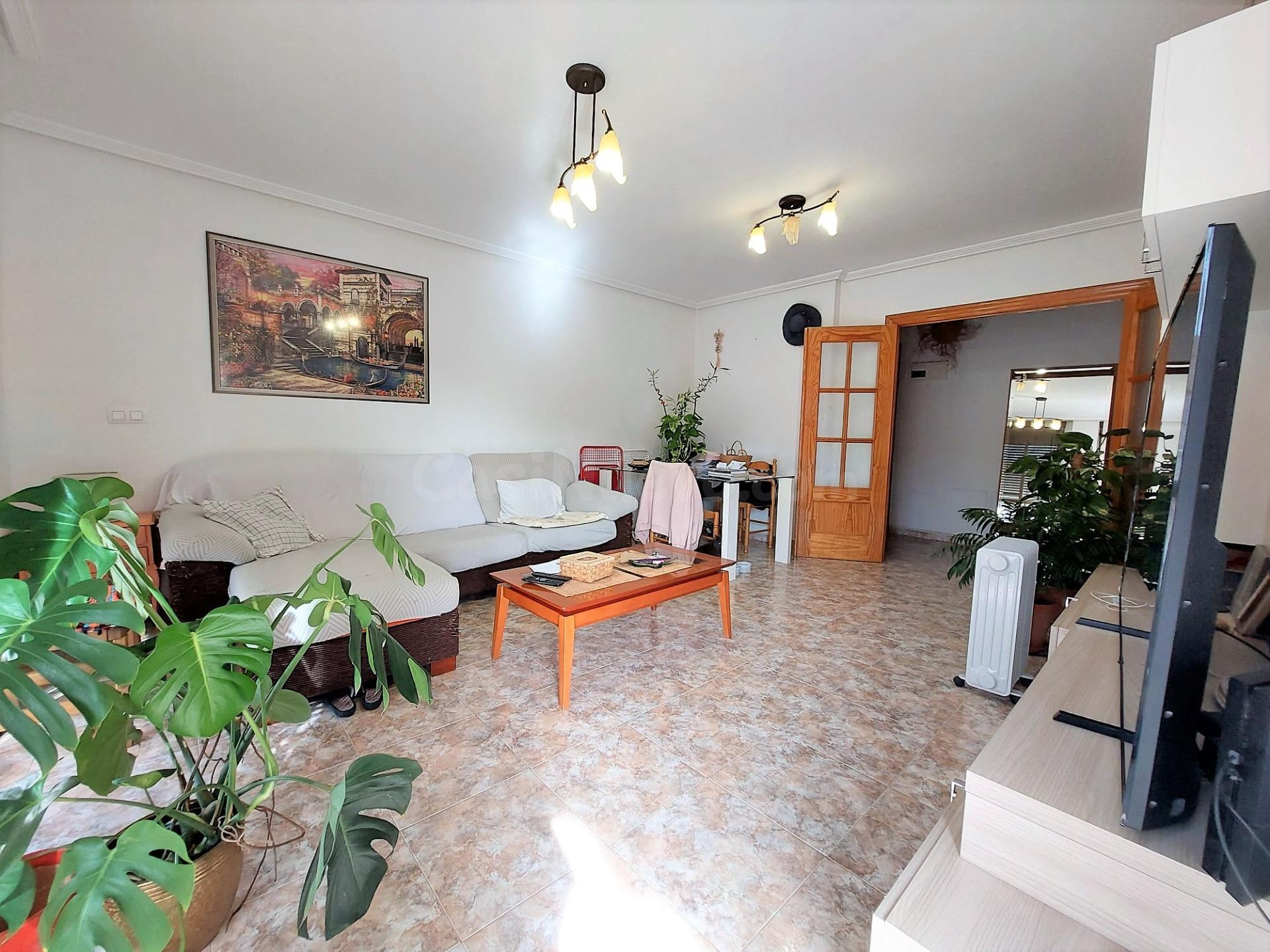 Piso luminosos de tres dormitorios y garaje en las Yucas - foto 2