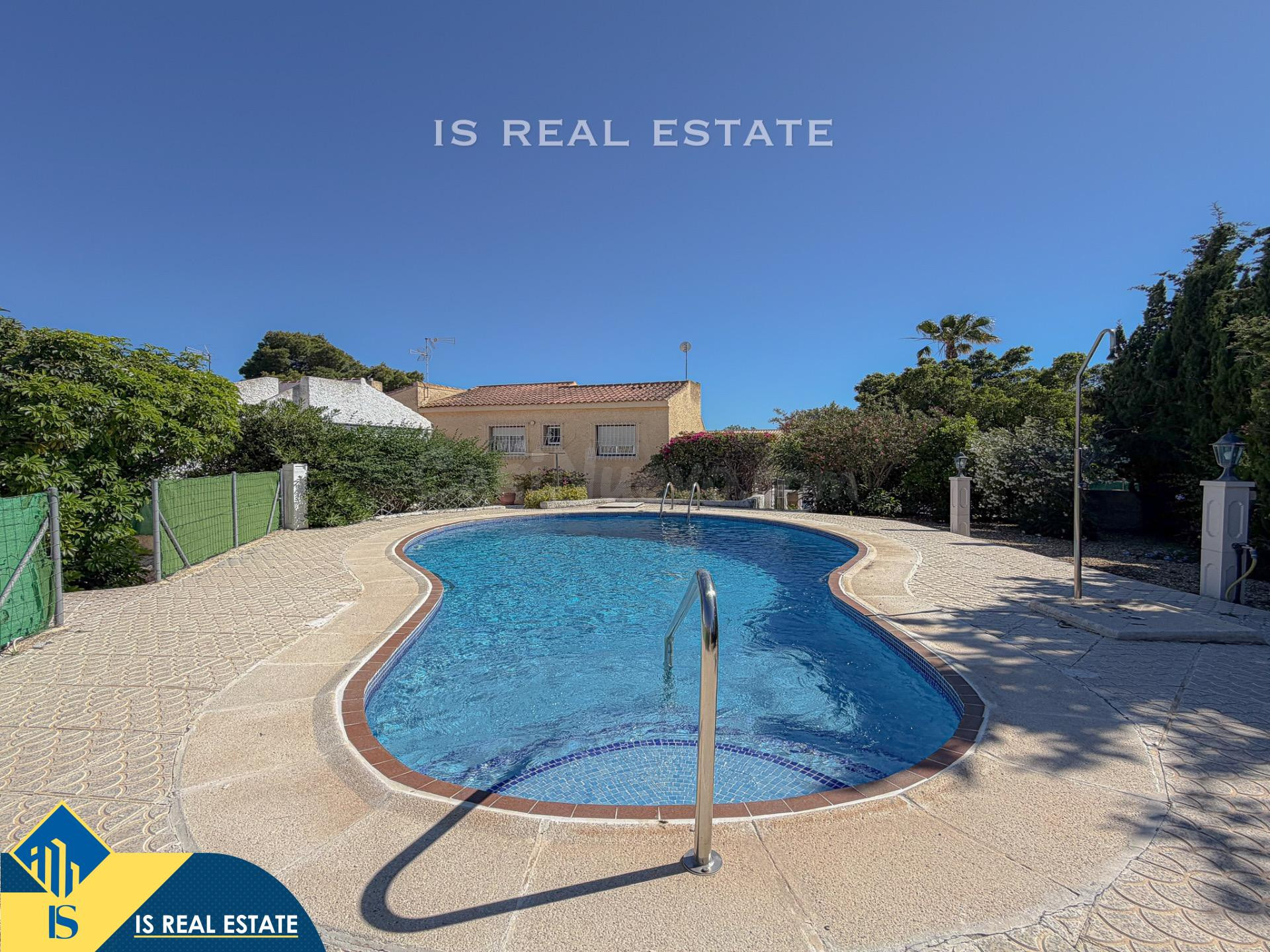 Impresionante Villa con gigantesca parcela y varios ambientes, zonas verdes, y una piscina para disfrutar