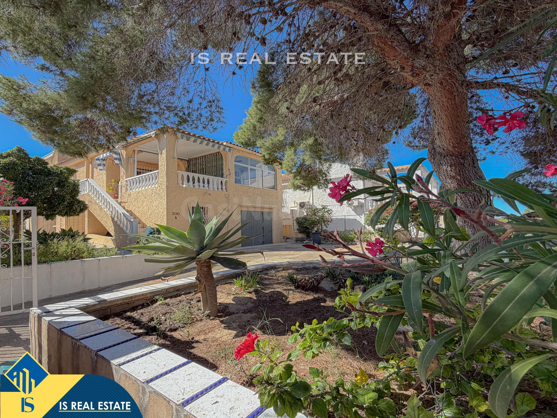 Impresionante Villa con gigantesca parcela y varios ambiente - foto 2