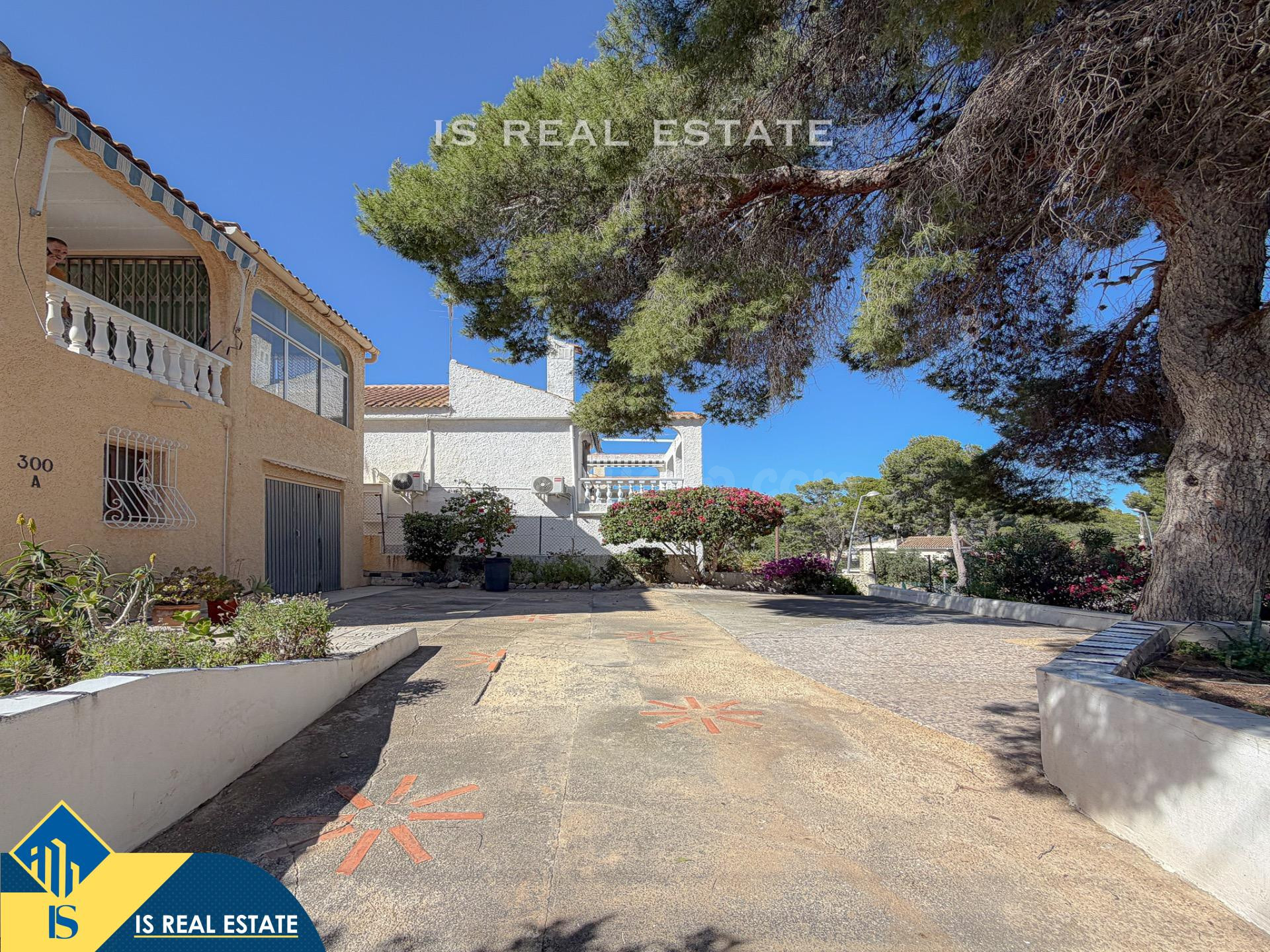 Impresionante Villa con gigantesca parcela y varios ambiente - foto 4