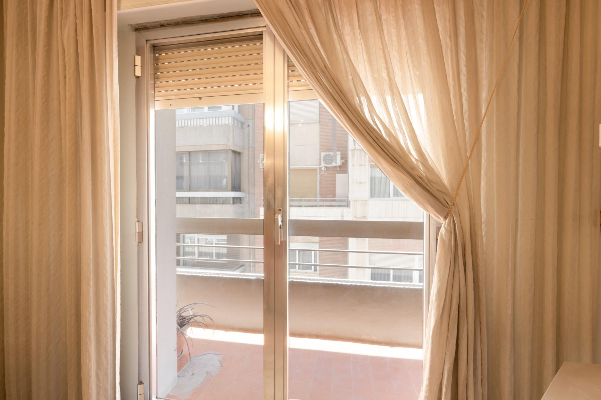 Amplia vivienda en pleno centro de Granada. - foto 3