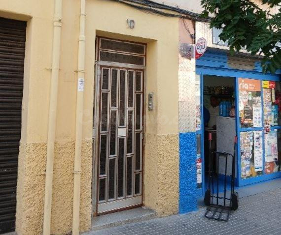 SE VENDE piso OKUPA en Calle Mossen Tatcher 10 de Terrassa,  - foto 2