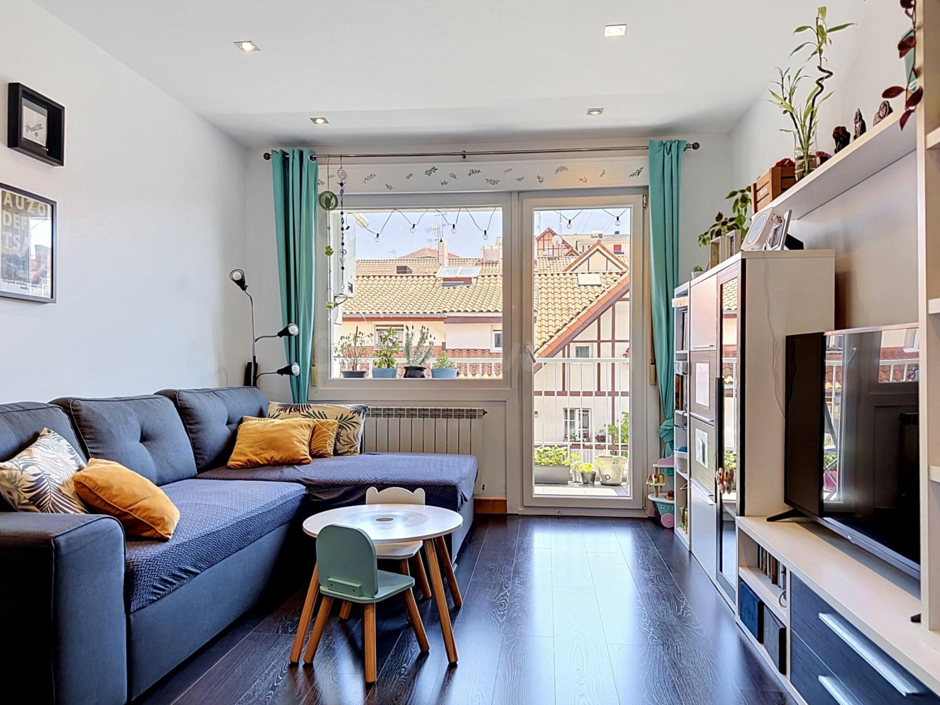 Un piso cuidado al detalle, con terraza y un edificio comple - foto 5