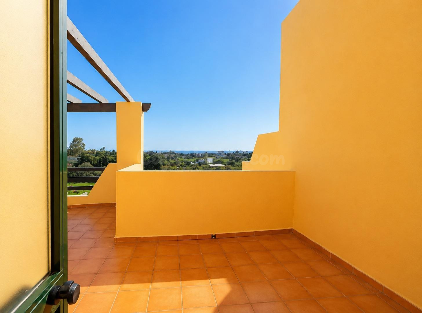 Ático Dúplex Exclusivo con Vistas Panorámicas al Mediterráne - foto 3