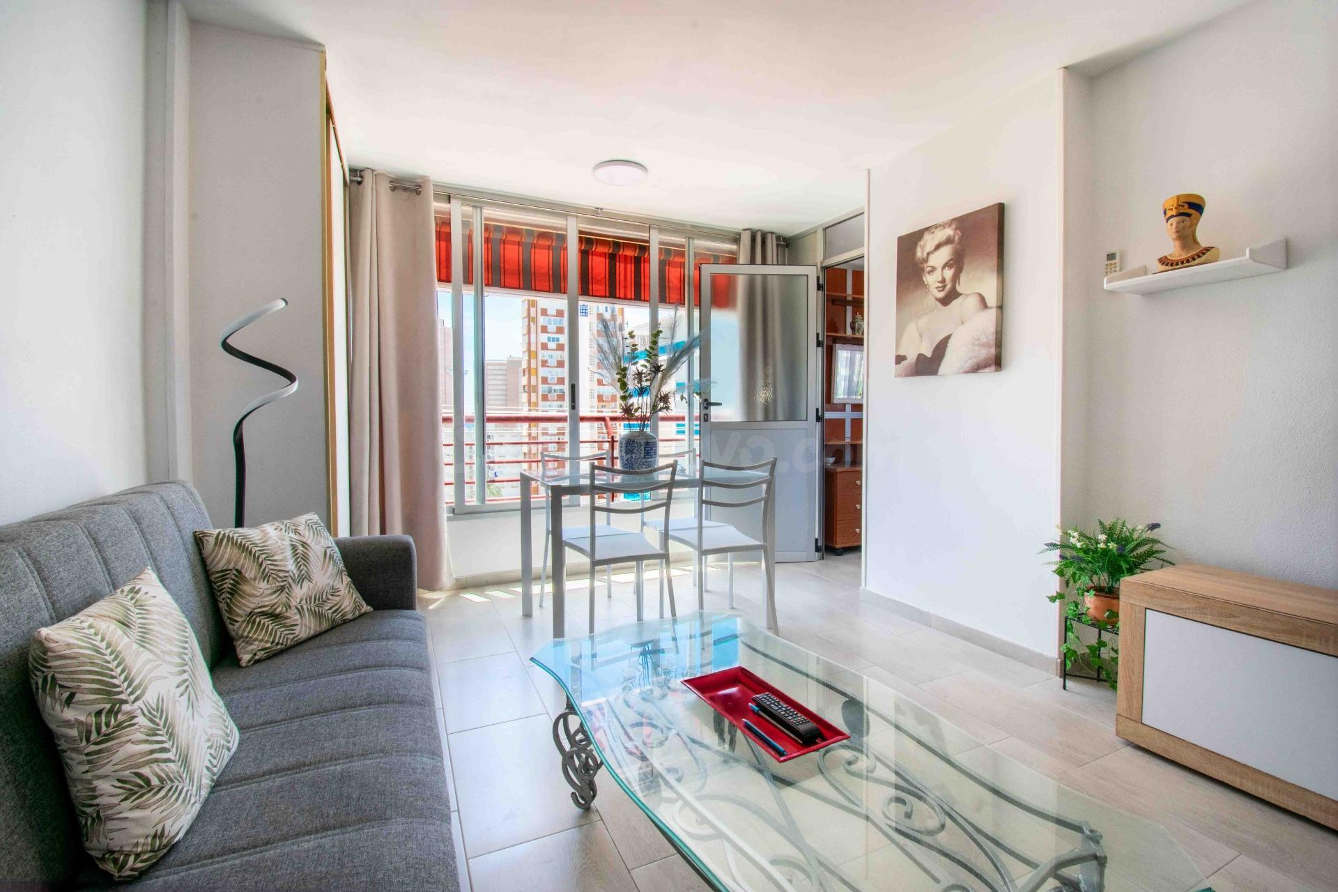 Apartamento de esquina de 1 dormitorio con parking y piscina - foto 2