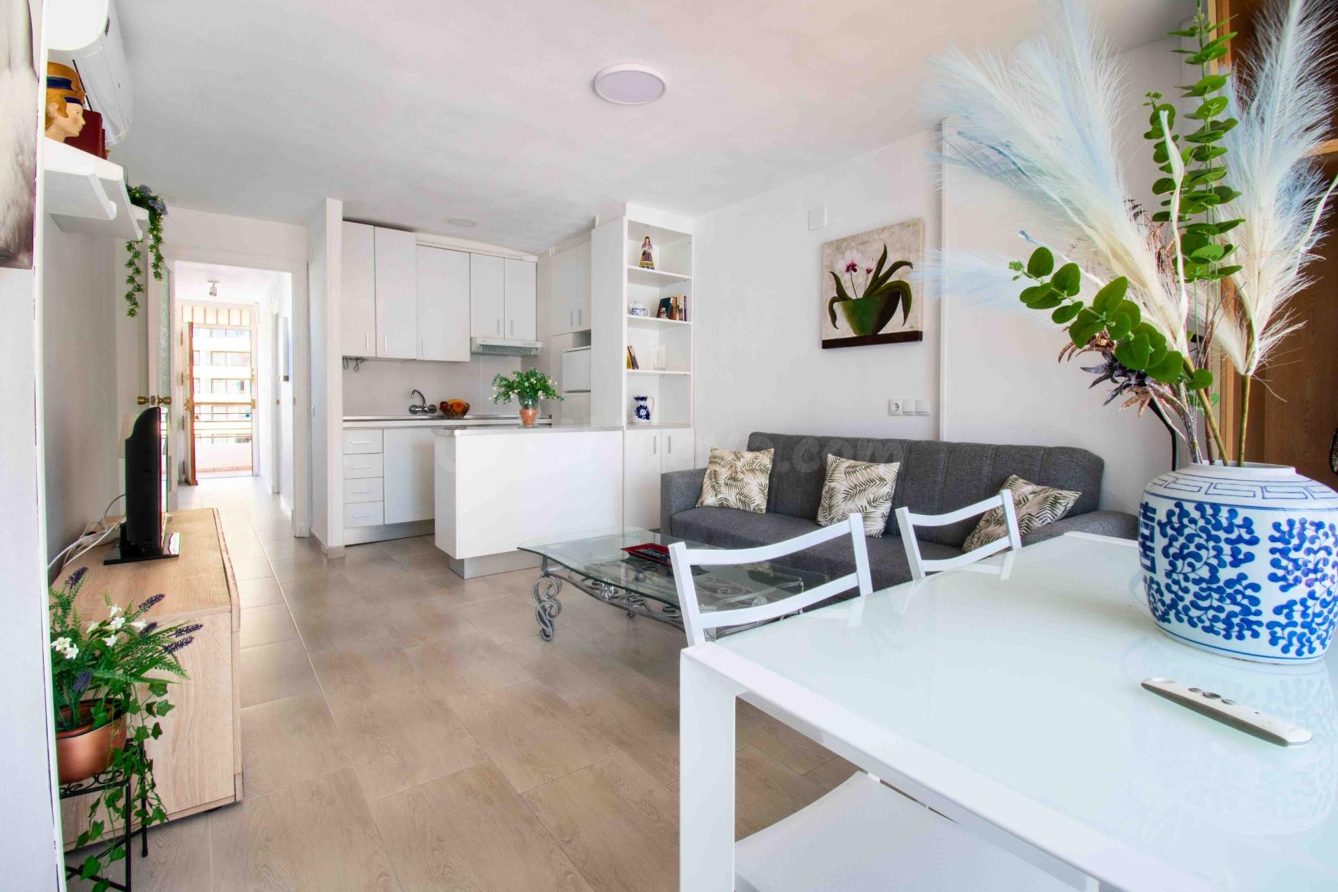 Apartamento de esquina de 1 dormitorio con parking y piscina - foto 4