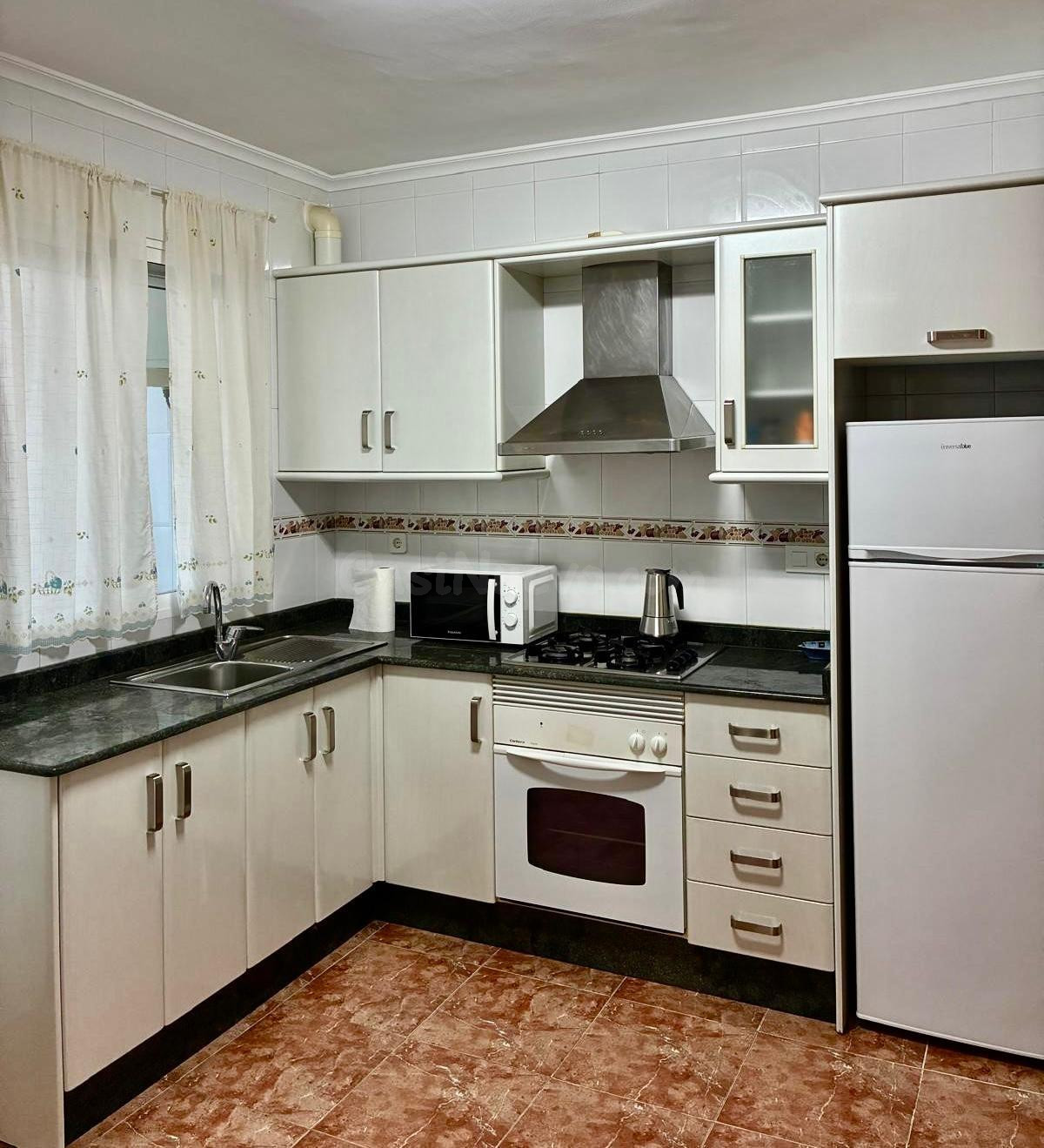 VIVIENDA VACACIONAL EN PLENO CENTRO A POCOS METROS DE LA PLA - foto 2