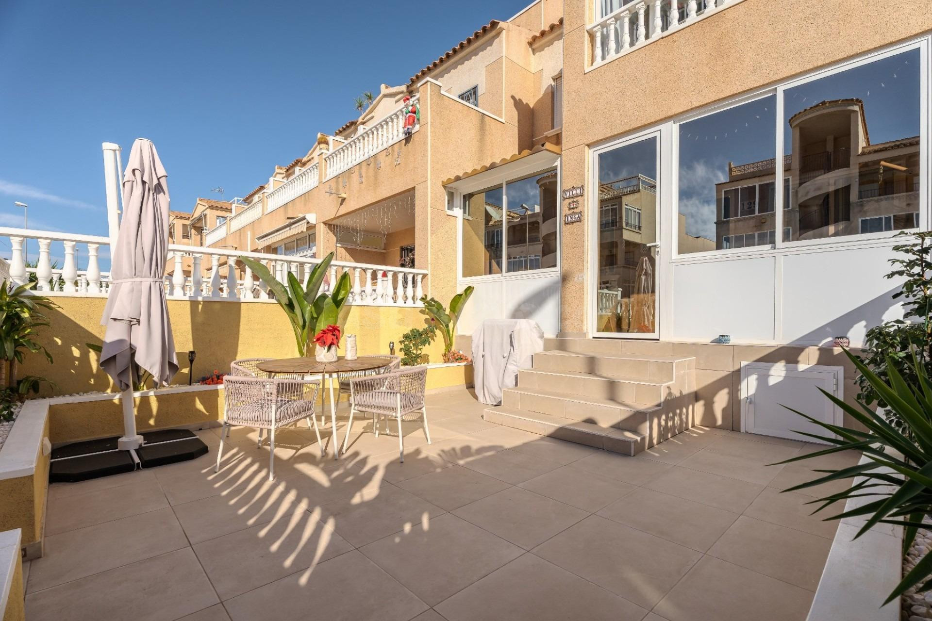 Apartamento moderno con amplias terrazas en Punta Prima | Or - foto 2