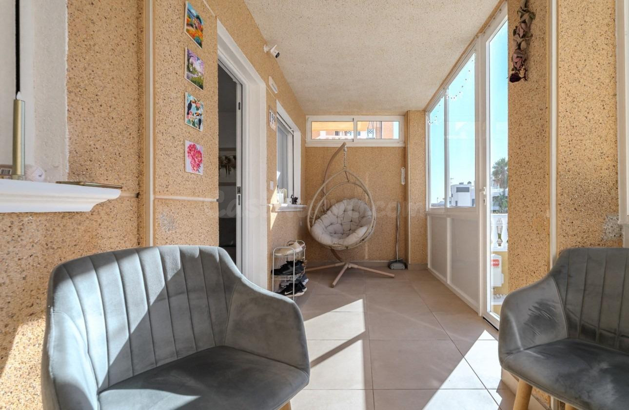 Apartamento moderno con amplias terrazas en Punta Prima | Or - foto 5