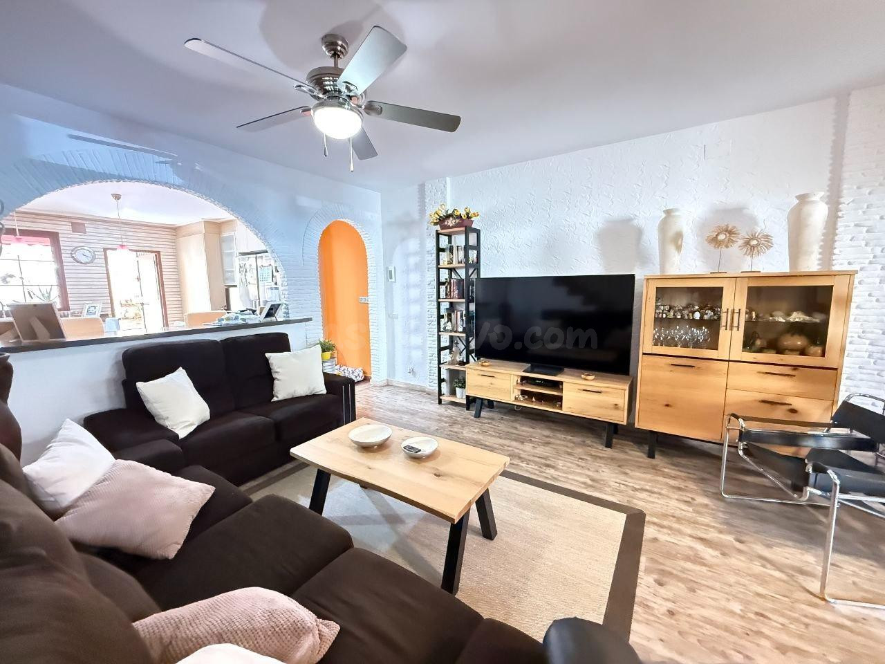 Casa adosada en Los Balcones con amplia cocina y patios | To - foto 3